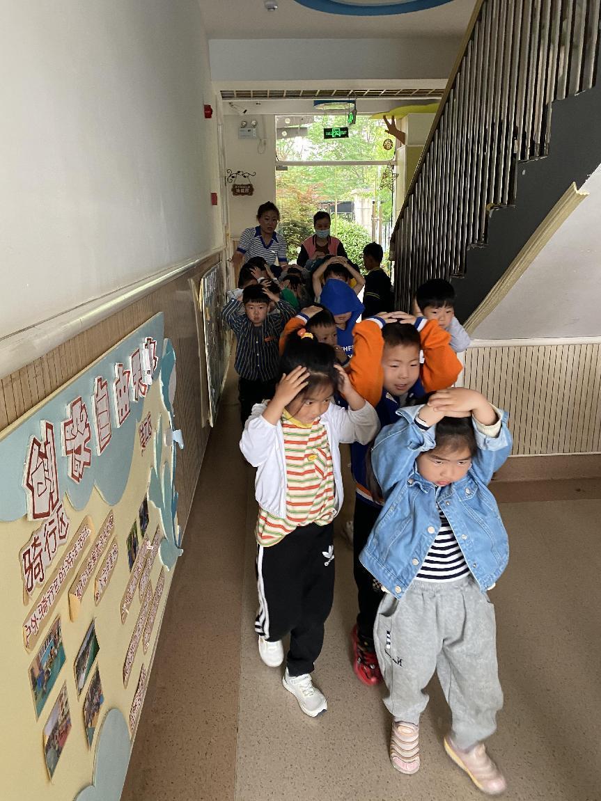 20230512【生活燕幼·安全第一】下庙分园：演练有方，临危不乱——防灾减灾主题活动_html_m4f54253b.jpg