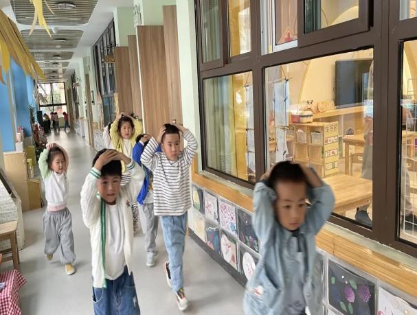 20230512【生活燕幼·安全第一】燕鸣苑分园：防震减灾 安全“童”行—--地震避震演练活动_html_m73e3b9a3.jpg