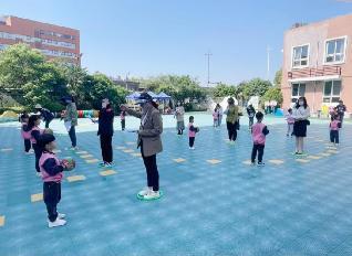 20230509【生活燕幼·园区动态】燕幼中心园：“拥抱春日 悦动成长”—班级早操评比暨体育技能比赛活动_html_4e0ef548.jpg