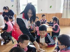 【生活燕幼·年级组动态】燕幼中心园“寄情香囊，感恩母亲”——大班年级组社区活动_html_5c780d69.jpg