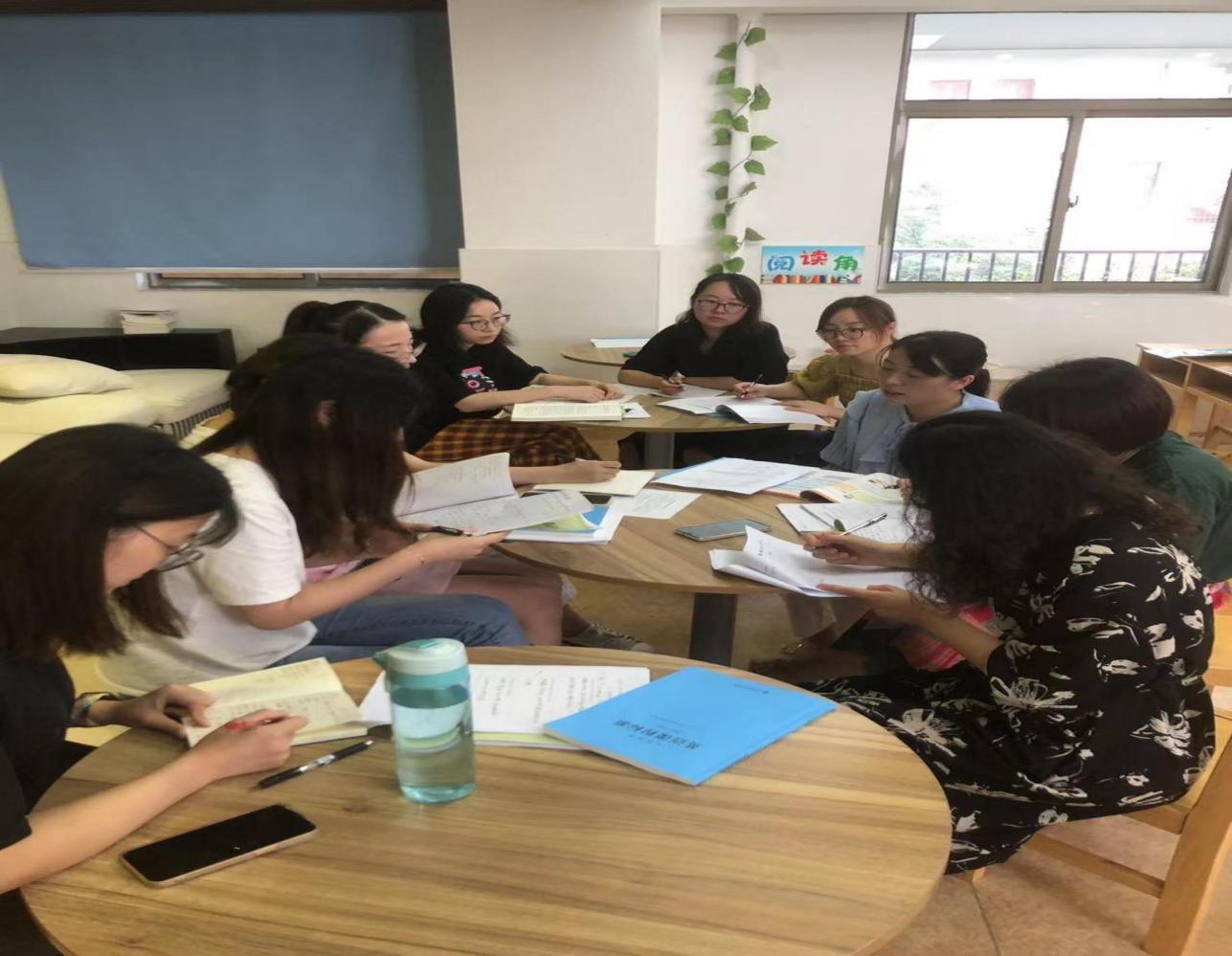 9.30---【养正颐小•教学】集体教研学课标，三尺讲台绽芳华_html_m5034b7e6.jpg