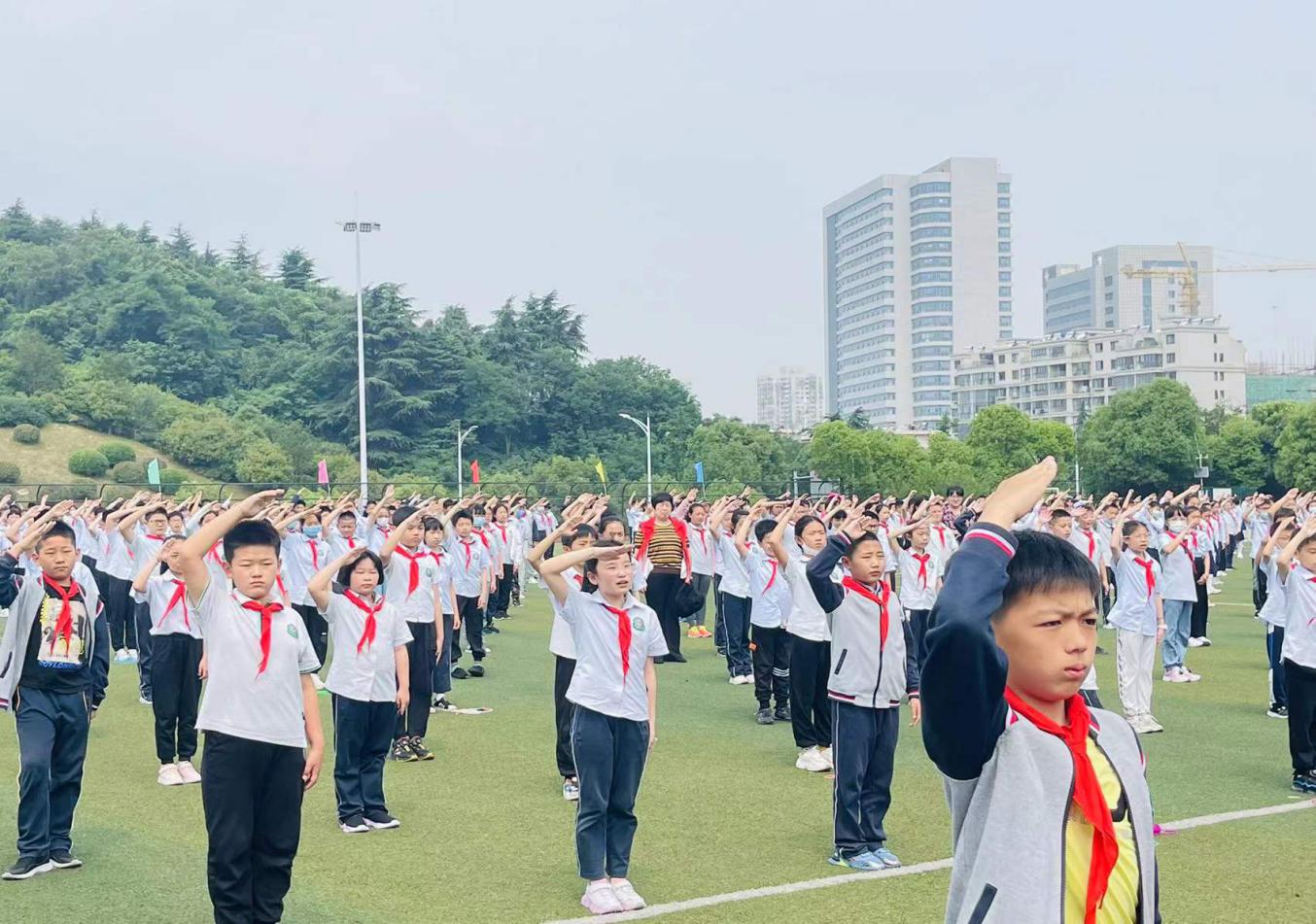 5.30第十六周五（6）班升旗仪式_html_m33cceebb.jpg
