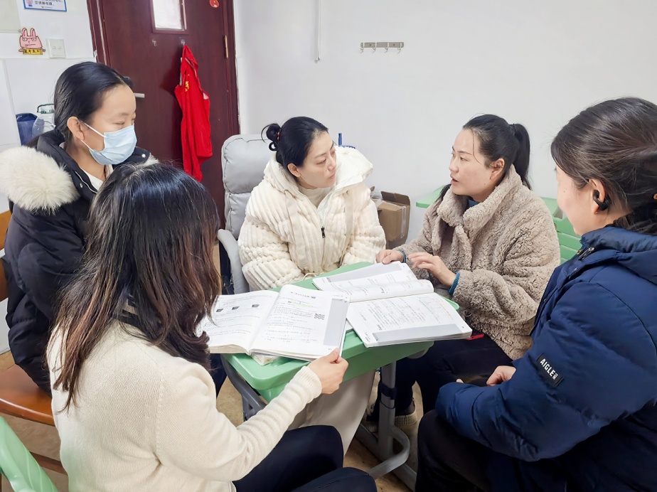 2024.12.19【养正颐小·教学】凝聚智慧，全力以“复”数学第八次集体备课_html_m6cdb500c.jpg