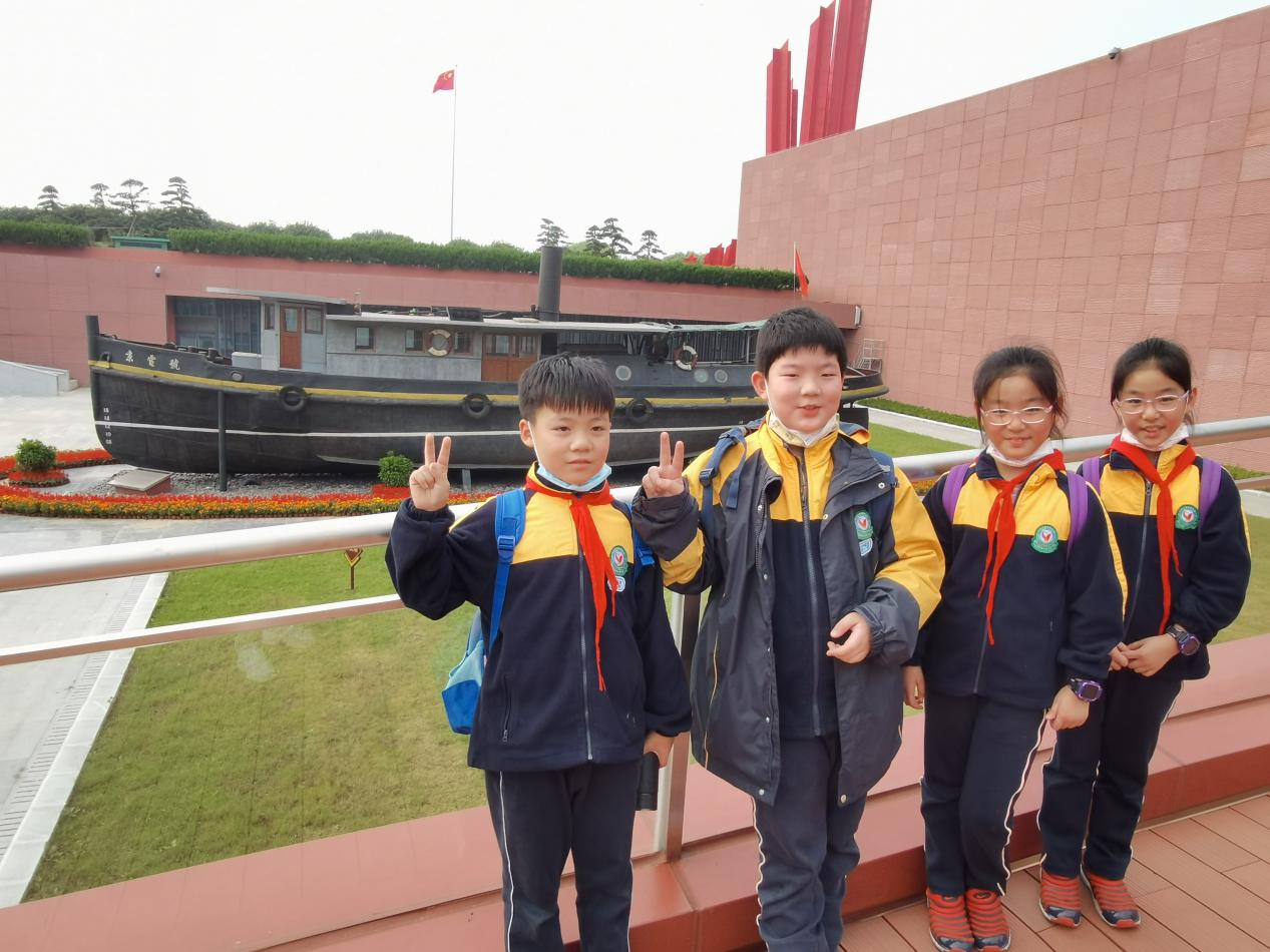 追寻先辈足迹，传承红色基因_html_5f67f47a.jpg