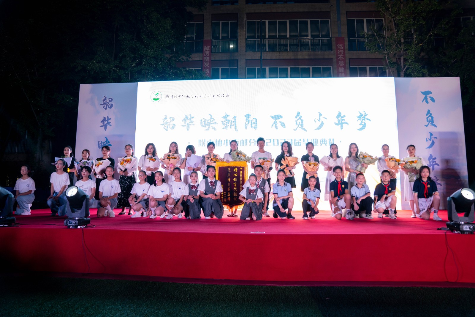 学生献花3.jpg