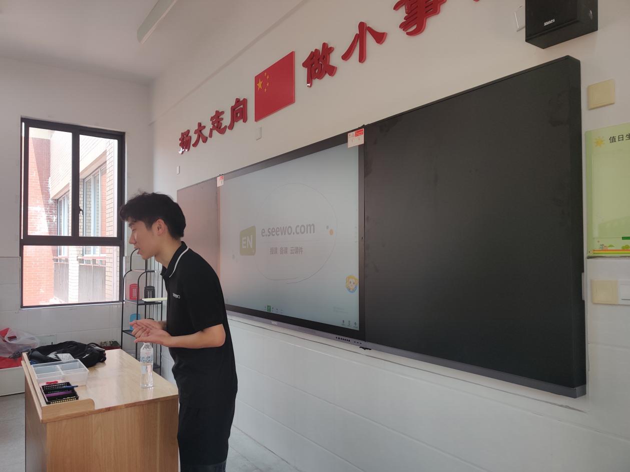 附中仙小南邮校区召开触摸一体机培训会议_html_m5be3ac74.jpg