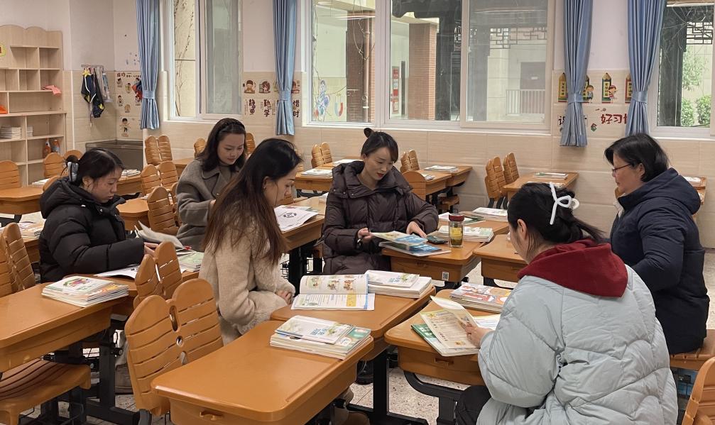 20250211【大爱青秀·教学】启航新学期，奋进新征程——记青秀城小学英语组集体备课（一）_html_355104d9.jpg