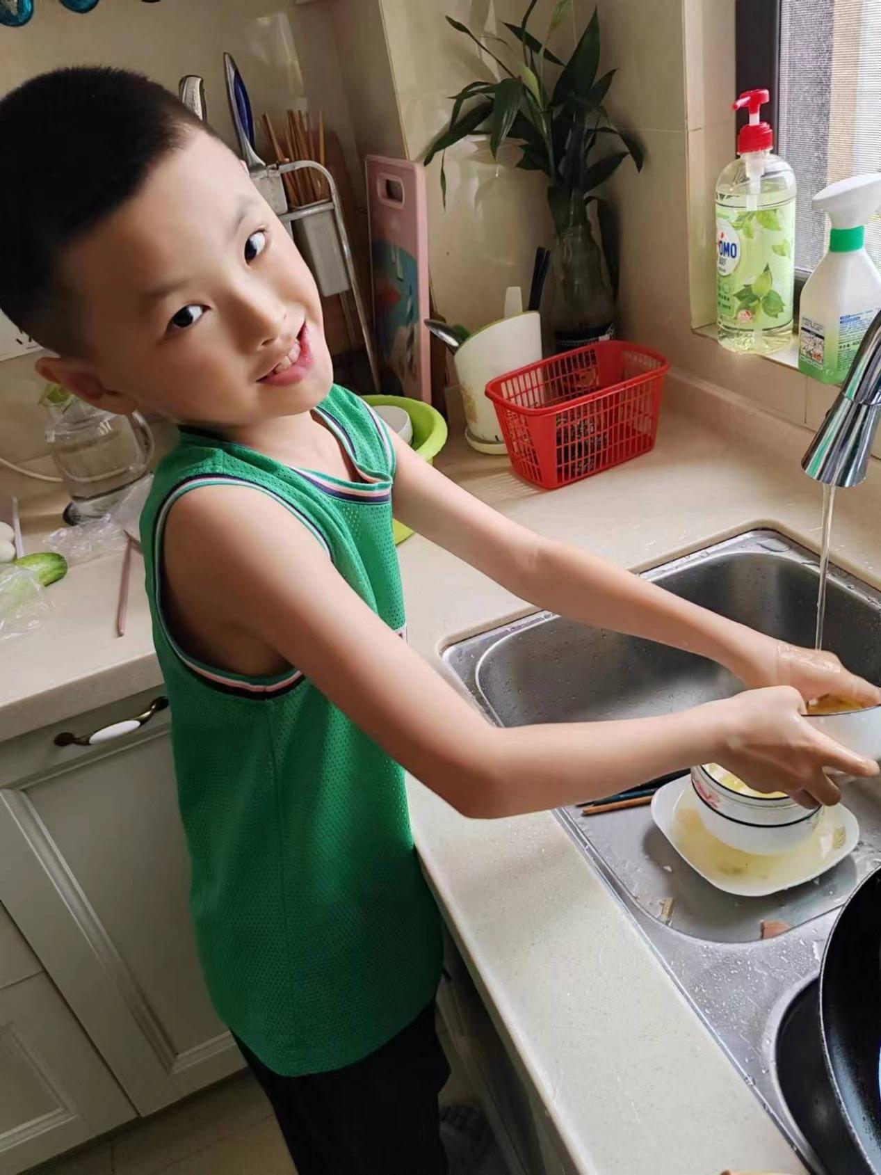 朱  婕-2023.8.28【大爱青秀&middot;少先队】劳动砺心智  实践促成长————记“沉浸式”家庭生活“陪伴”课程之暑期劳动月实践_html_mb135083.jpg