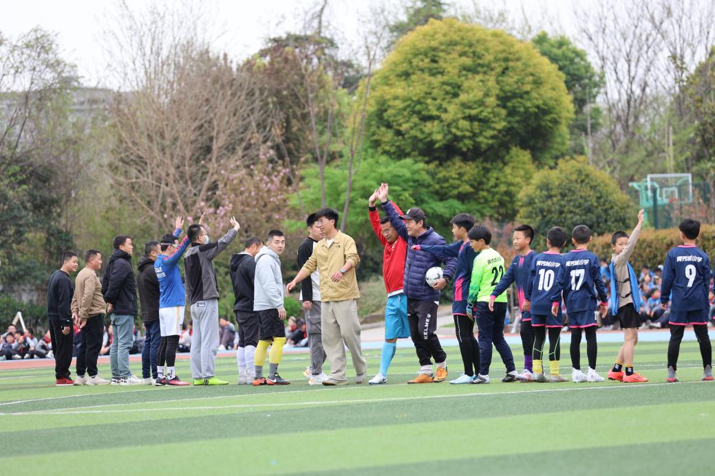 青春跃动绿茵 路队绽放风采——南京市青秀城小学第五届“校长杯”校园足球班级联赛开幕式暨“美丽路队”比赛_html_me1613dc.jpg