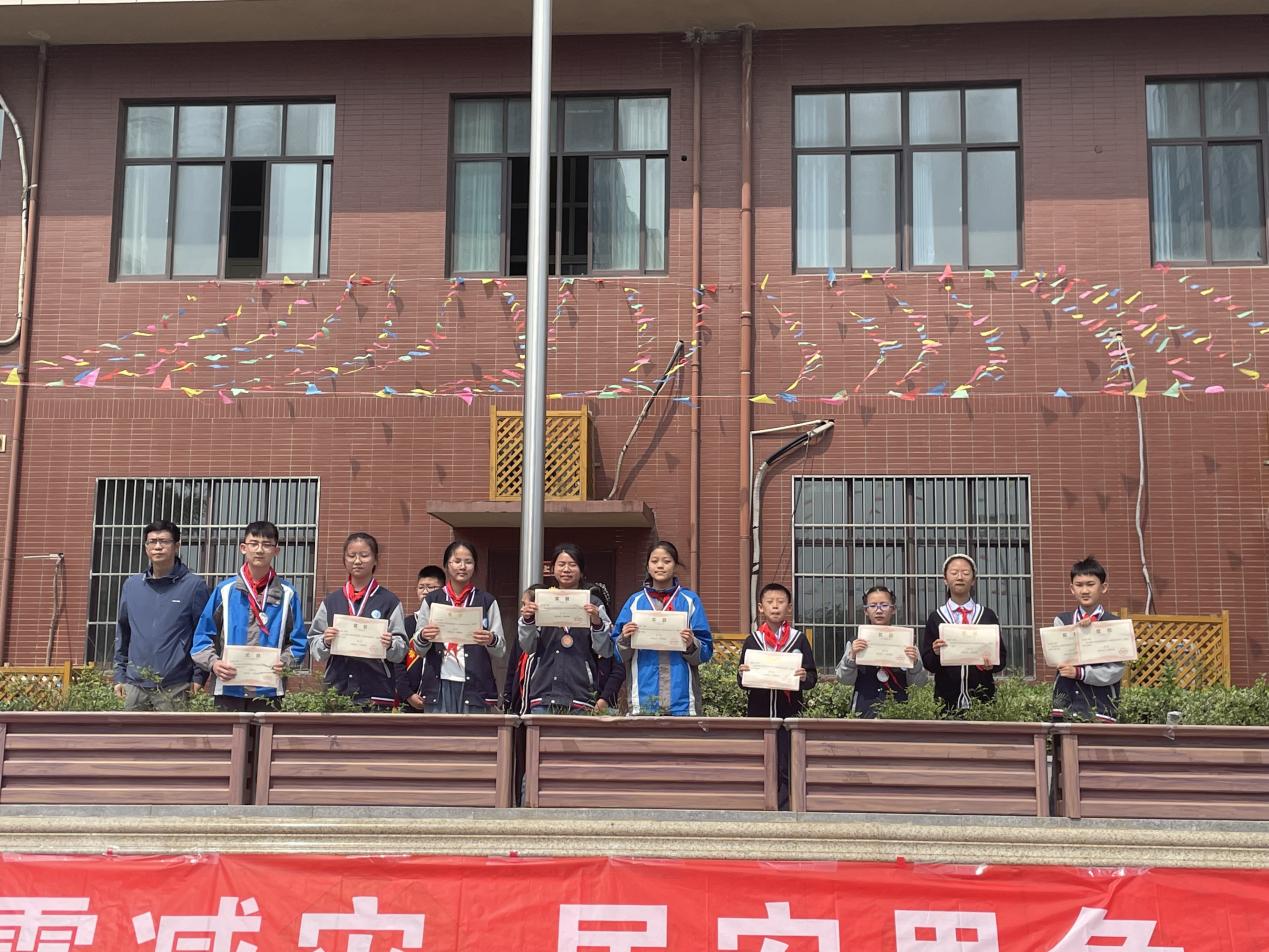 2024.5.6-黄心悦-四1防震减灾升旗仪式_html_m2517edda.jpg