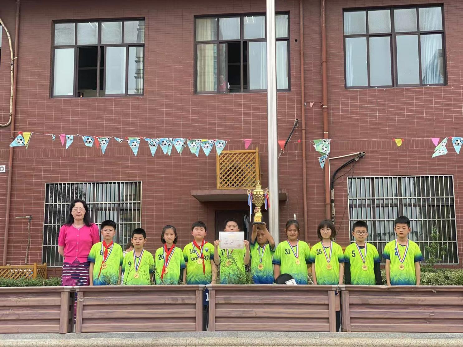 【大爱青秀】拼搏不止，逐梦未来！—南京市青秀城小学第五届“校长杯”足球班级联赛闭幕式暨颁奖仪式圆满举行(1)_html_7bb30b7d.jpg