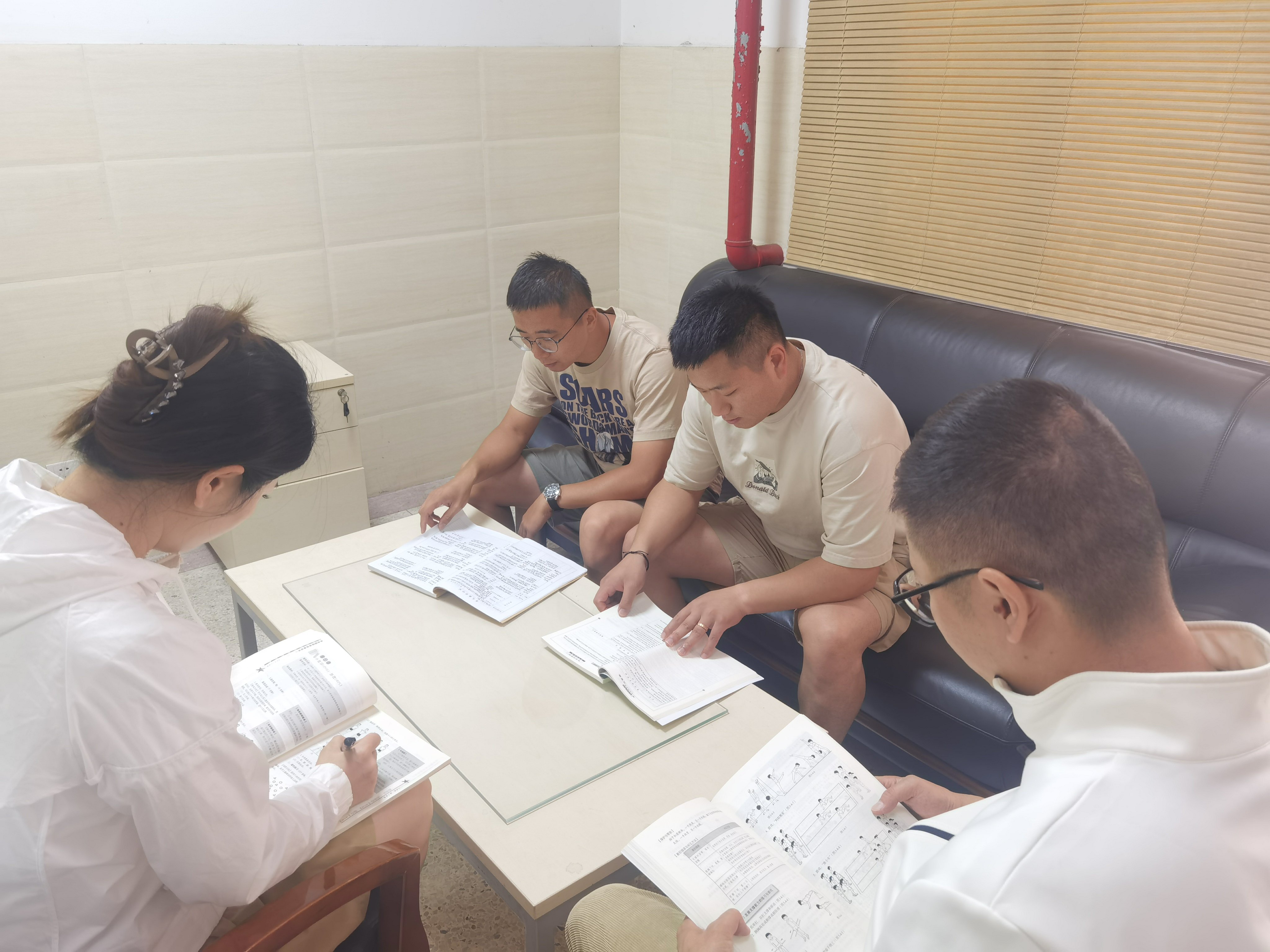 【大爱青秀】“集”思广益 “备”课同行-南京市青秀城小学综合学科集体备课（四）(1)_html_5fa233e4.jpg