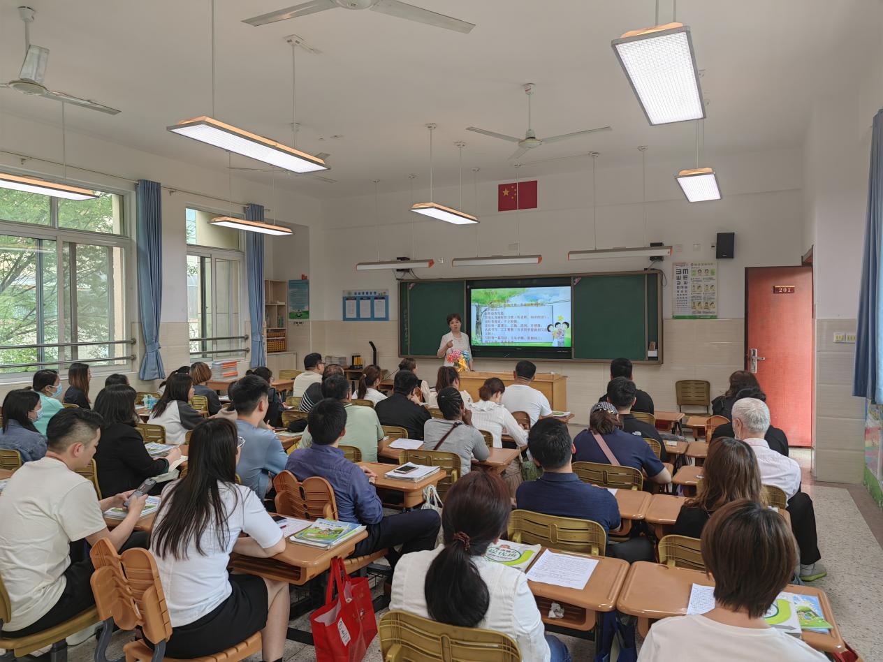 聚力护成长  携手育暖阳 家长会新闻_html_m29a20f07.jpg