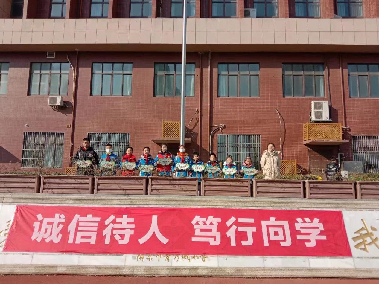 丁倩云12.25三2升旗仪式新闻稿_html_m1e39b13e.jpg