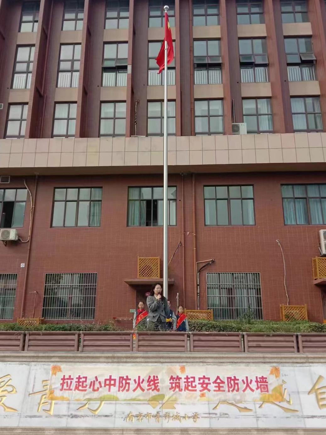 四2升旗仪式新闻(1)_html_18627c38.jpg