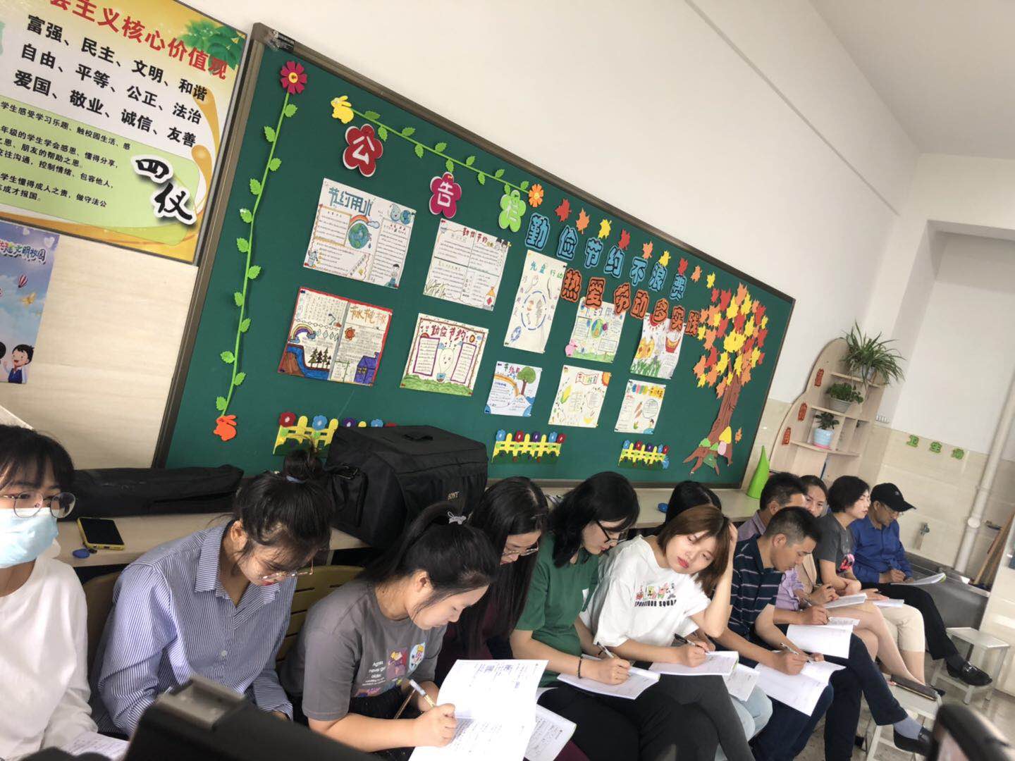 众人拾柴火焰高，凝心聚力促成长_html_6560e7e3.jpg