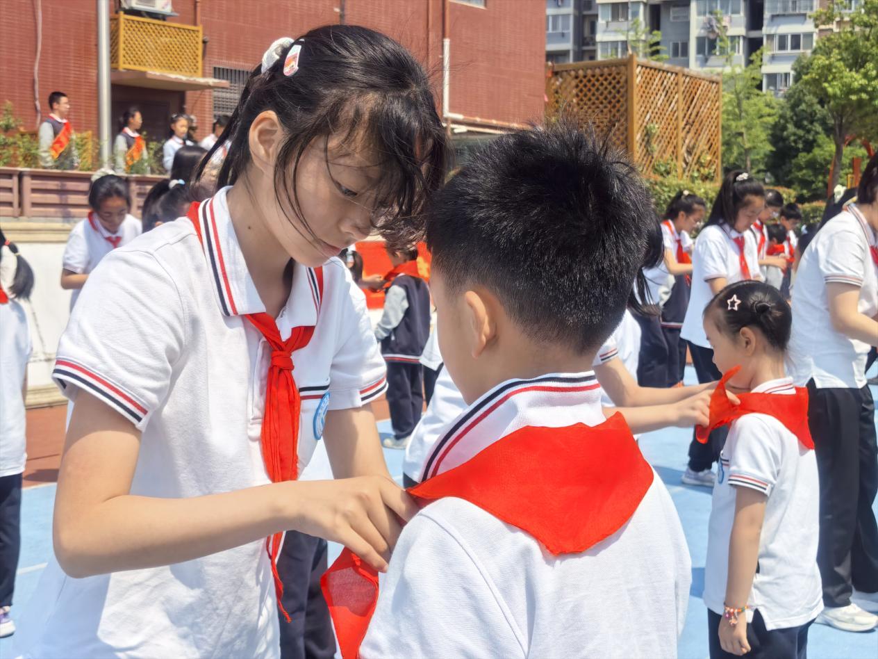 2025.5.26-黄若萱-【大爱青秀&middot;记忆德育】一年级首批少先队员入队仪式_html_7770583.jpg