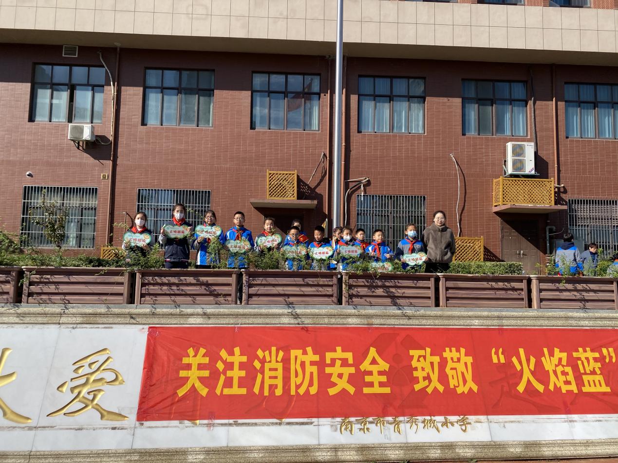 张琰-2023.11.13第十一周五2班升旗_html_32410d83.jpg