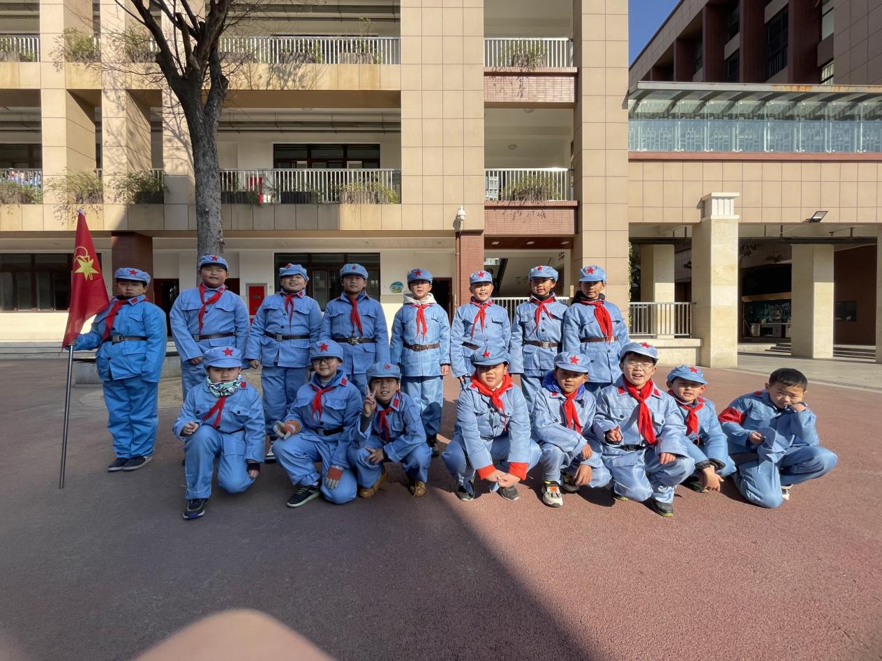 2025.6.23肖楠楠【大爱青秀&middot;记忆德育】六1毕业季_html_m20e1d582.jpg