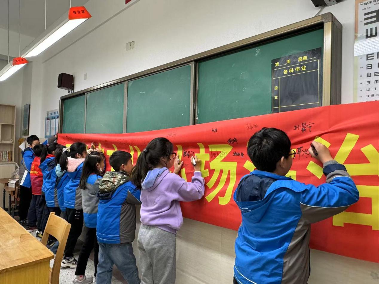 【青小】宪法宣传周活动新闻推送_html_m2ee7a566.jpg