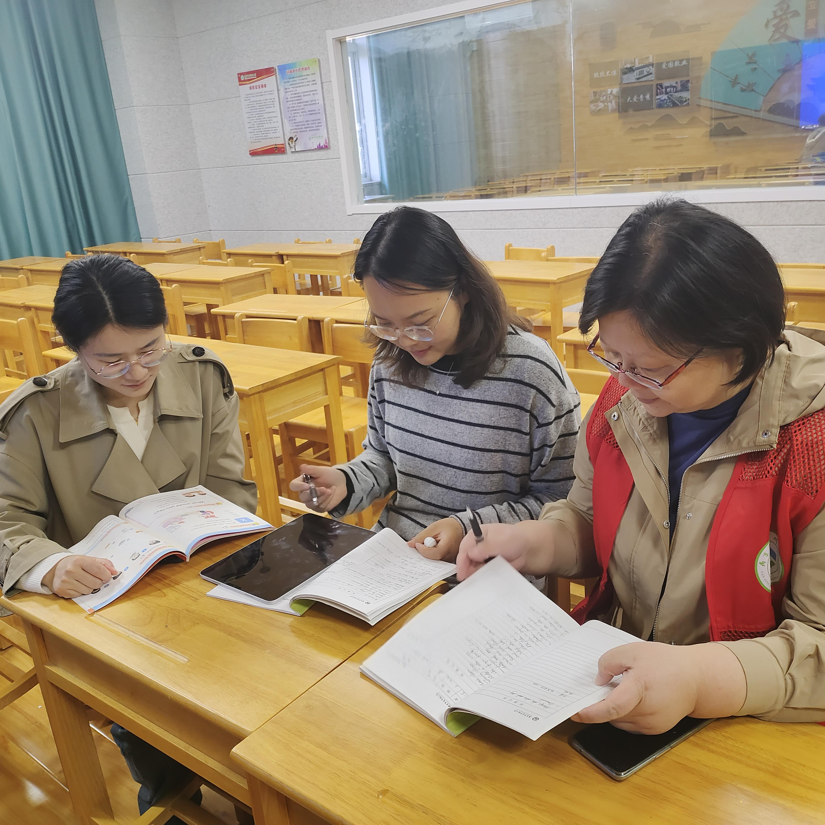 【大爱青秀·教学】集体备课齐发力，阶段复习促提升——记青秀城小学英语组集体备课（三）_html_e1a8276.jpg