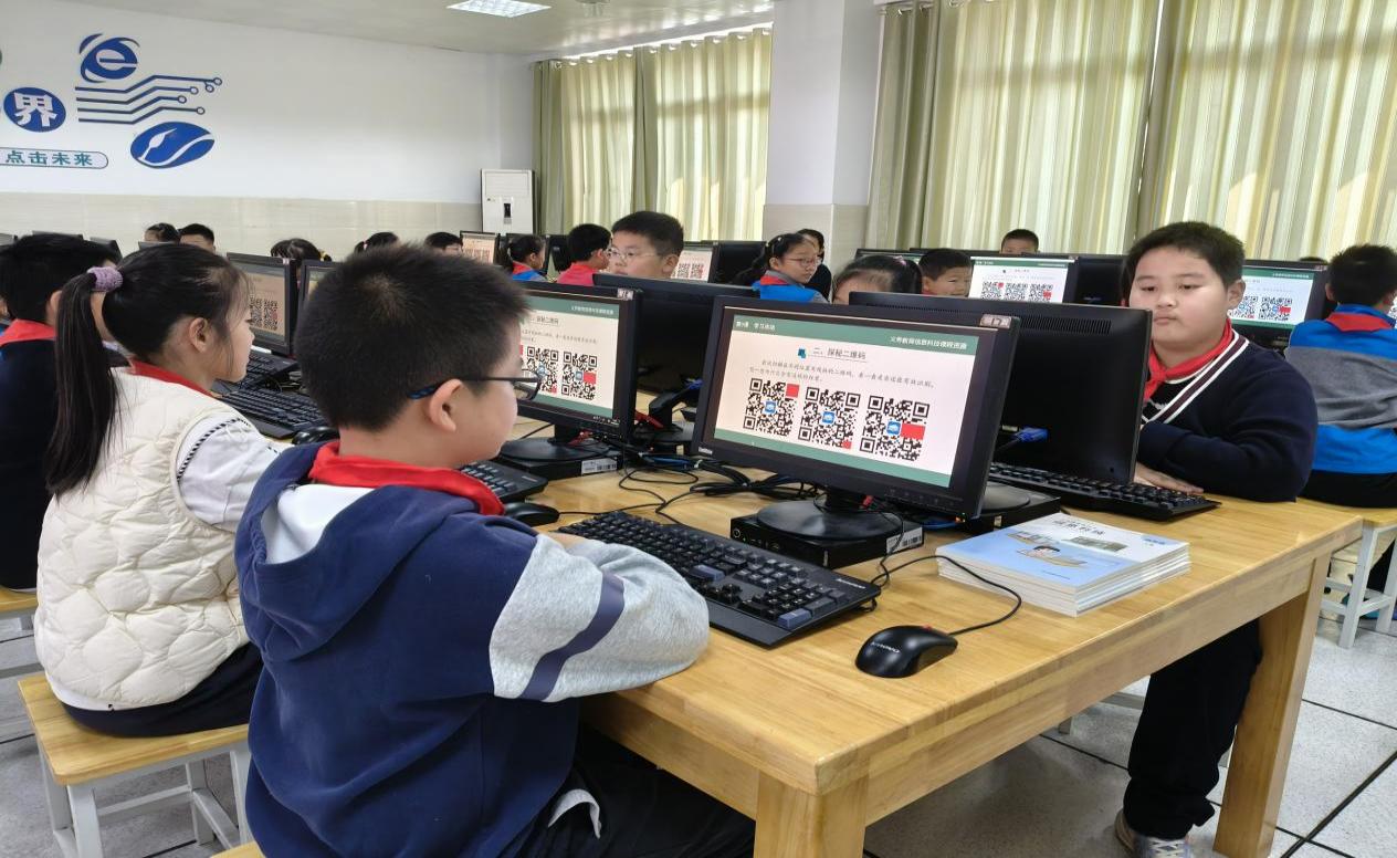 【大爱青秀 教学】课堂展风采,教研促成长 ——记青秀城小学信息校本研修活动_html_6d36effd.jpg