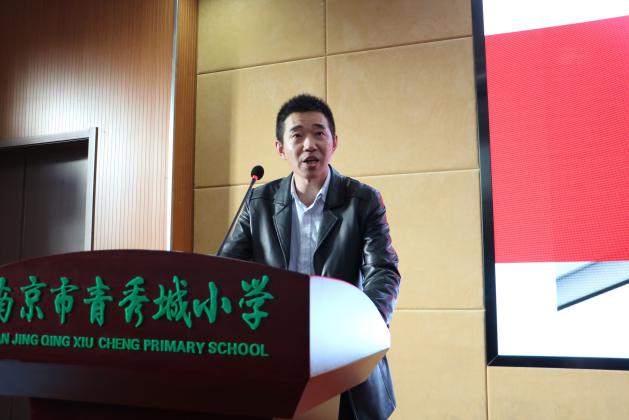 “相约家长会 静待花开时”家长会新闻稿_html_mf9702ab.jpg
