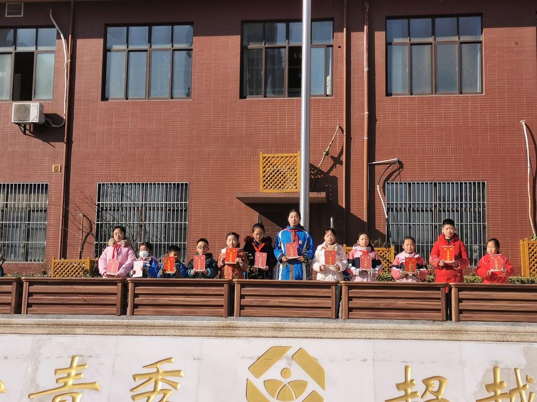 12.27三3班向新年献礼，做时间主人 升旗仪式新闻稿_html_5a90f115.jpg