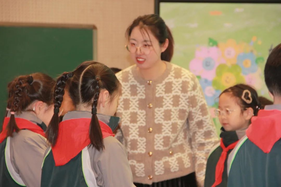 2024.12.5【大爱青秀&middot;德育】名师工作室︳聚焦导师胜任力 助推同伴润心行——栖霞区周宏亮德育名师工作室送教花港一小活动_html_m45f24c8d.jpg