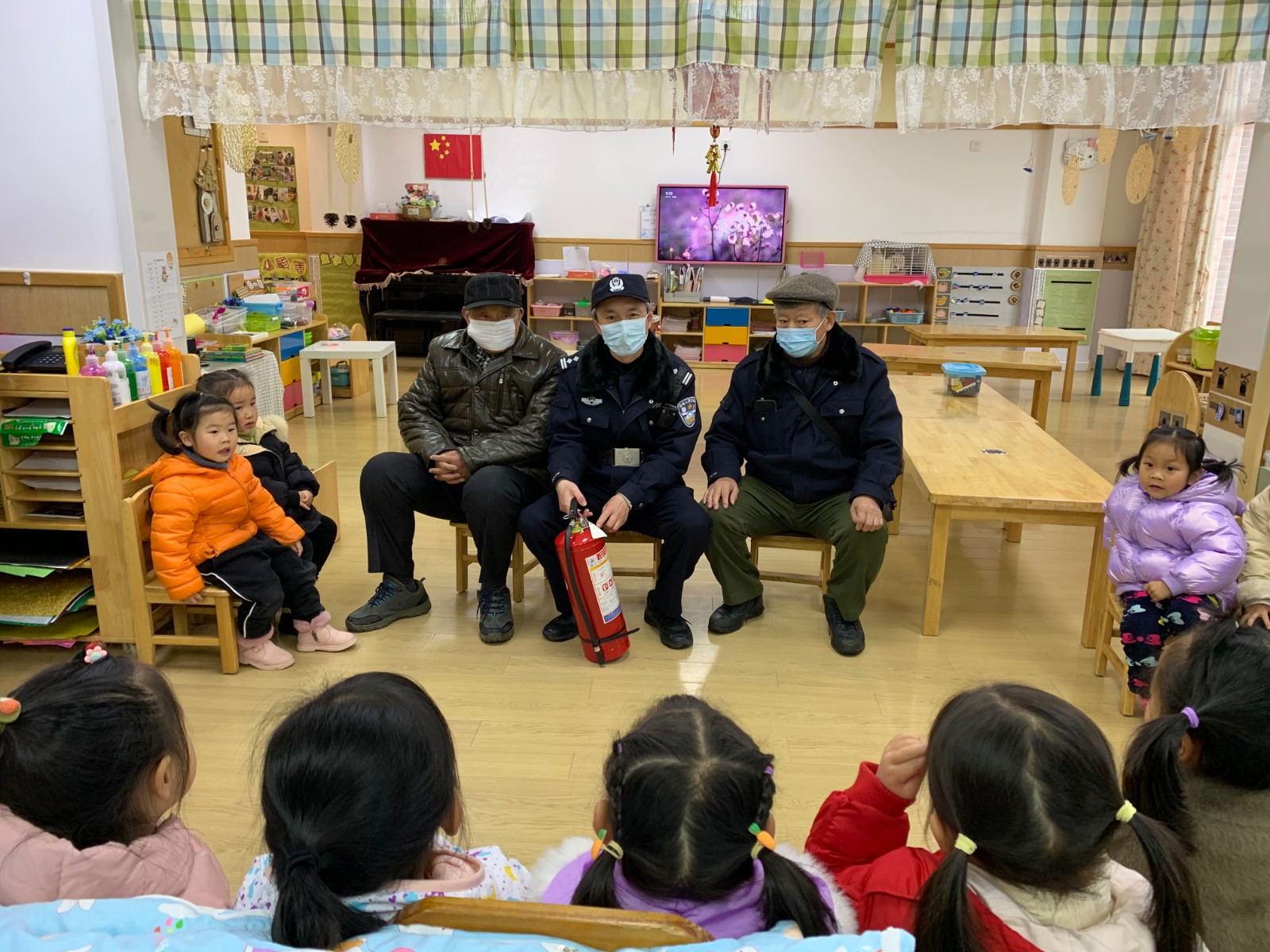 【乐活龙幼·安全第一】民警走进幼儿园，寓教于乐话安全 ——记龙潭幼儿园龙岸二园民警进课堂活动