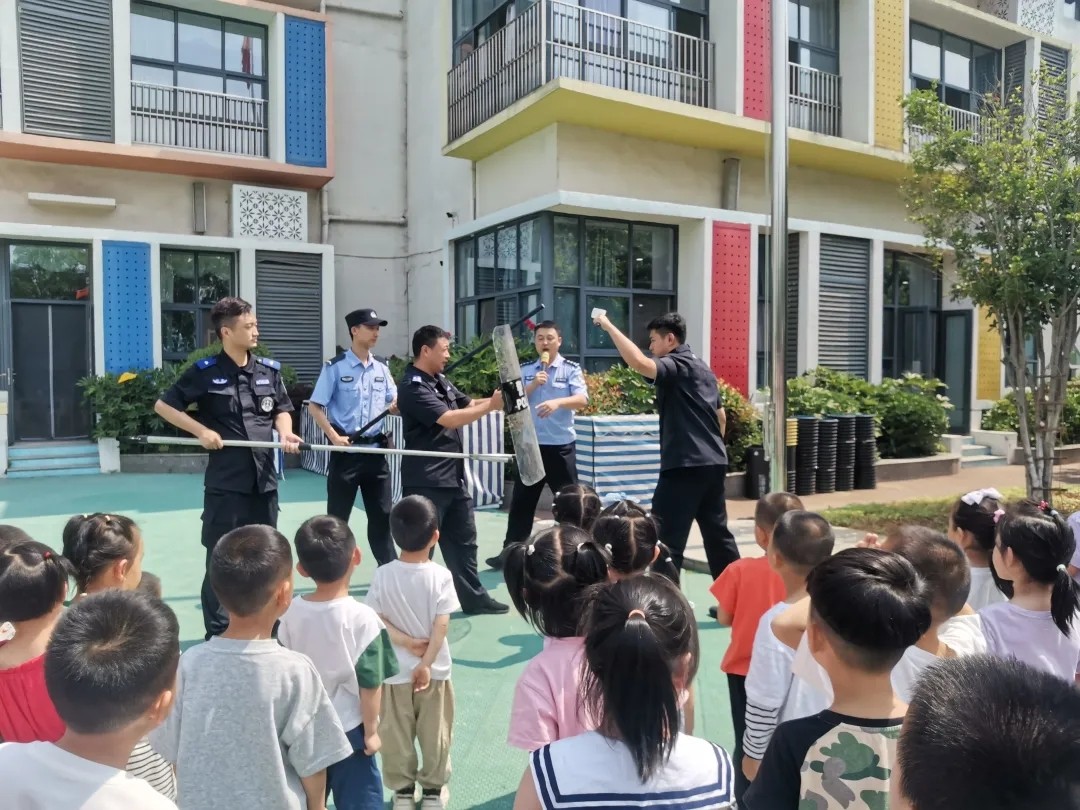 【乐活龙幼•安全第一】以演筑防 护幼成长——龙潭幼儿园长江分园反恐防暴安全演练活动