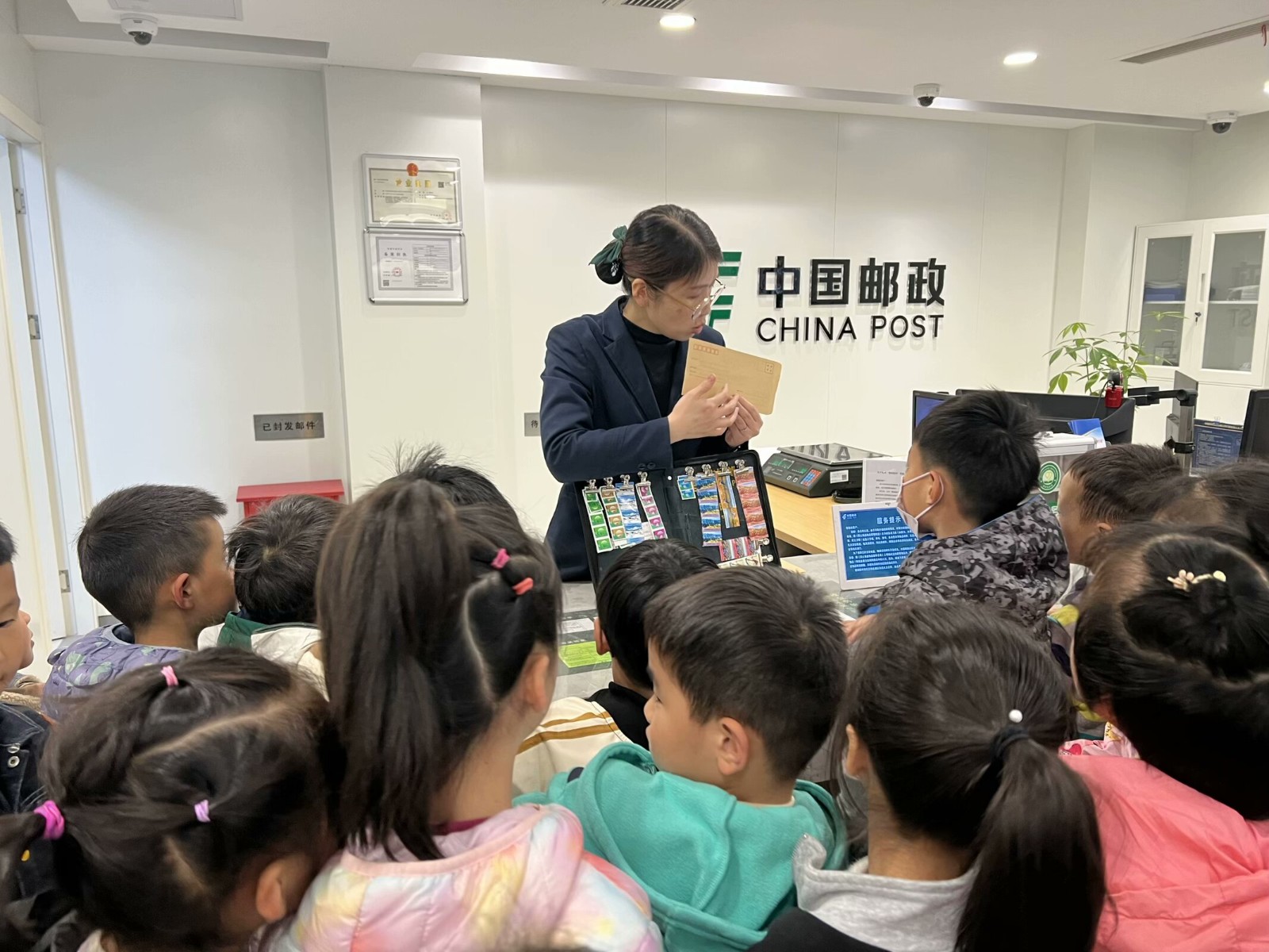 【乐活龙幼•乐享童年】走进邮局•爱的信笺——龙潭幼儿园龙岸分园大班年级组社区活动