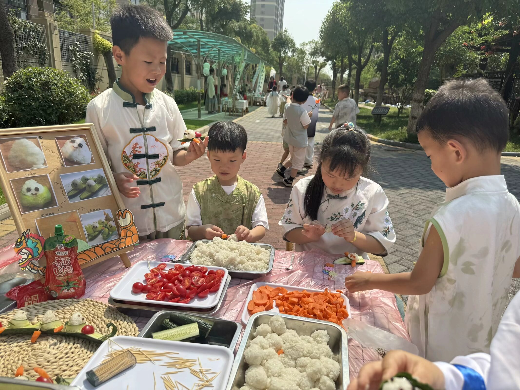 【乐活龙幼·乐享童年】粽香童趣庆双节，传统文化润童心 —龙潭幼儿园靖安分园“端午·六一”民俗集市活动