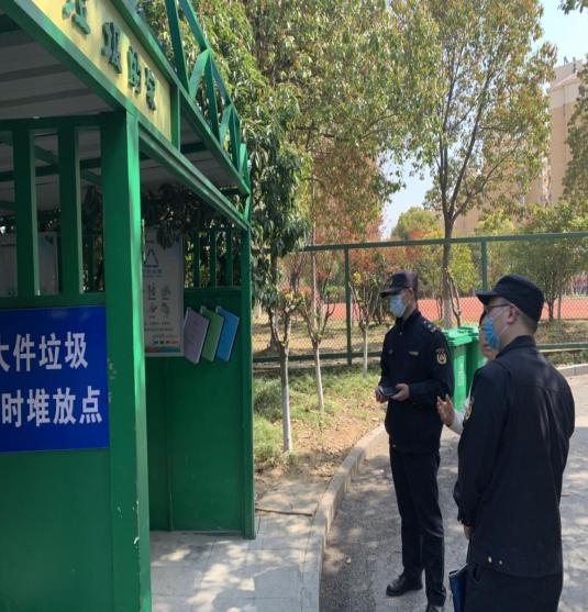 20210324城管局检查南湾营小学垃圾分类工作报道_html_68ef87e1.jpg