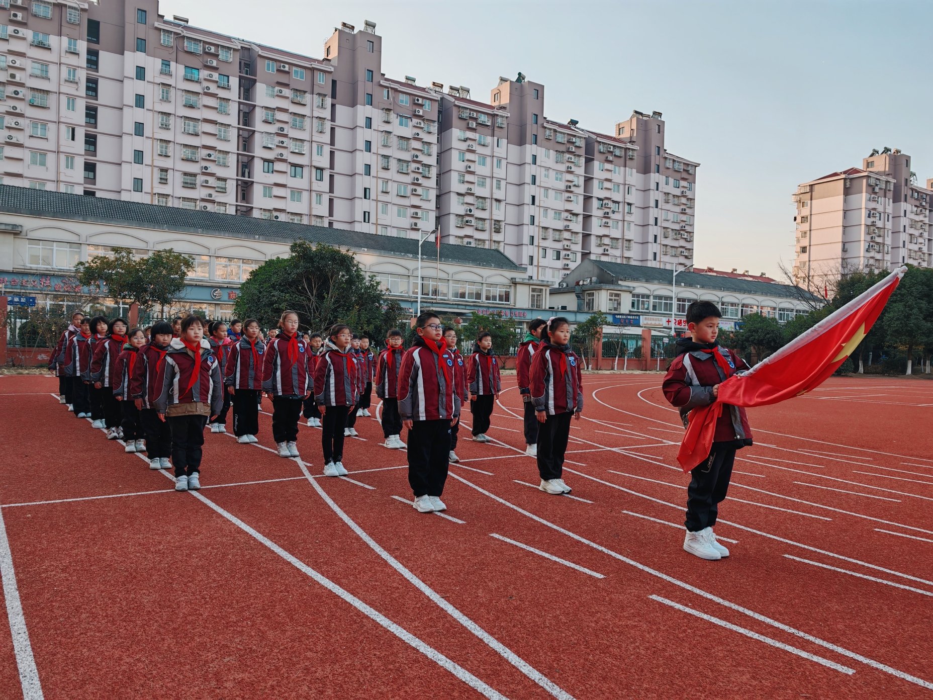 202411230三4班升旗仪式通讯稿_html_19bea938.jpg