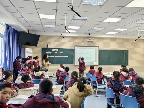 20240320何骞童学课堂报道_html_6275cc8b.jpg
