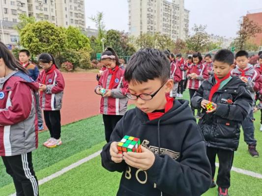 20210402魔幻大课间报道_html_26eee271.jpg