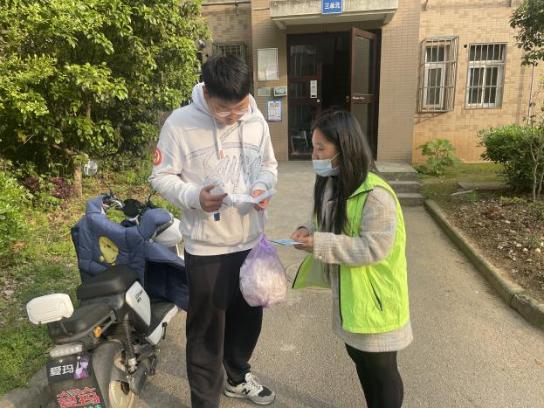 20210414为群众办实事志愿者活动报道_html_5adb10b9.jpg