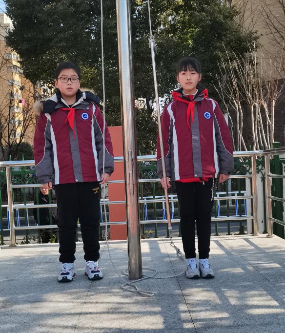 六2班升旗仪式新闻稿_html_m478e02cc.jpg