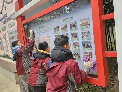20250305小小雷锋在行动，清洁家园暖人心（周悦写）_html_m548c5240.jpg