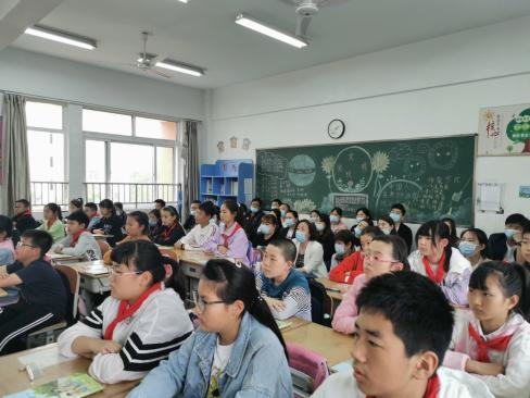20210512五年级家长开放日报道_html_64c76349.jpg