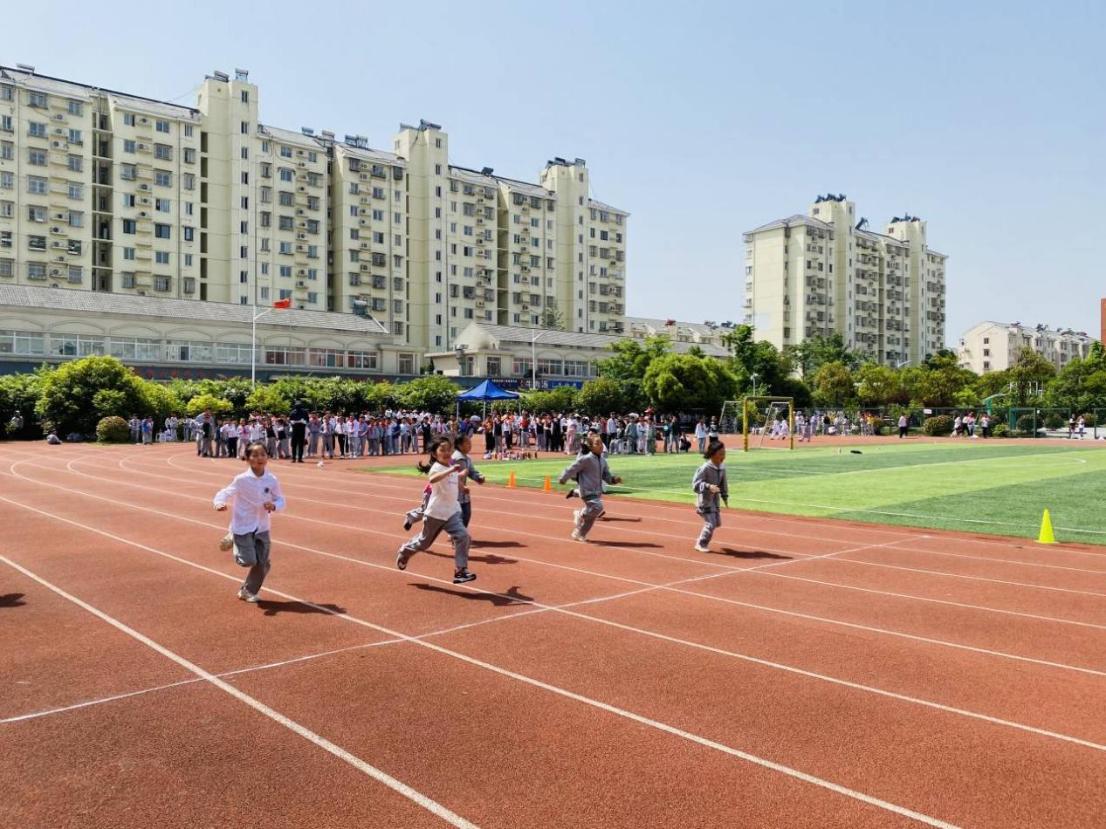 悦动童心，乐享童年2021南湾营小学春季运动会新闻稿_html_m16e10440.jpg