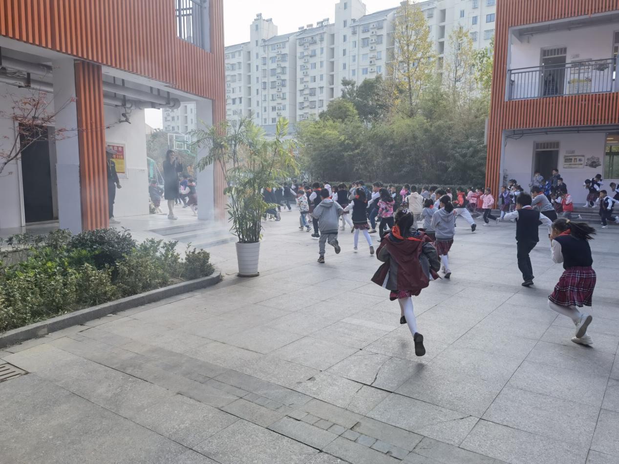 消防演练报道 11.9_html_m1c26df98.jpg