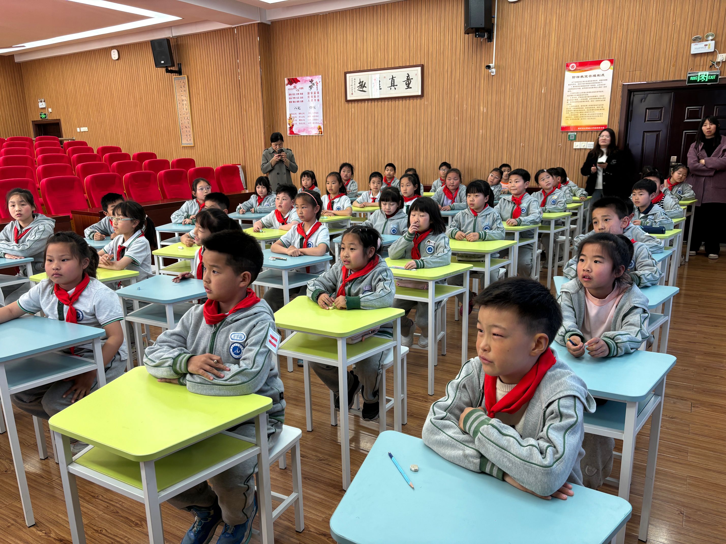20250402二年级看珠写数新闻稿_html_m578512e8.jpg