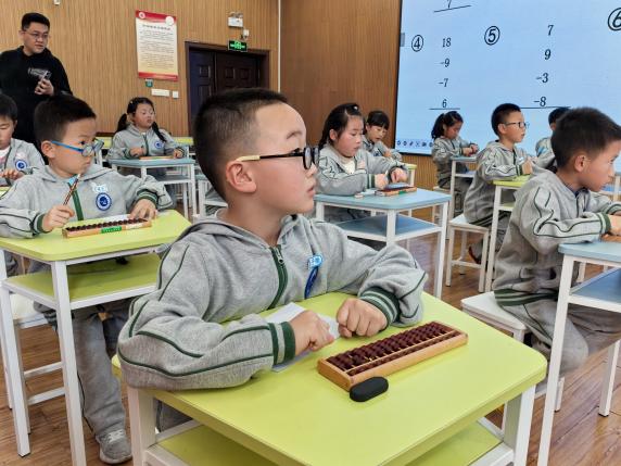 20250326一年级个人珠心算比赛报道（孙素芸写）_html_5b189778.jpg