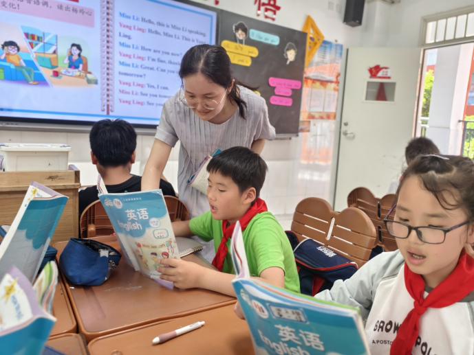 20240524王莉君英语组童学课堂报道_html_m9a3784e.jpg