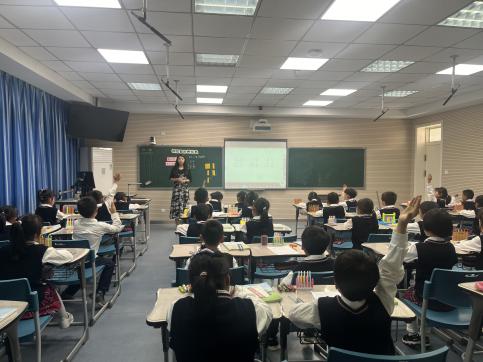 20240515仇晓丽童学课堂报道_html_m7a2acf7f.jpg