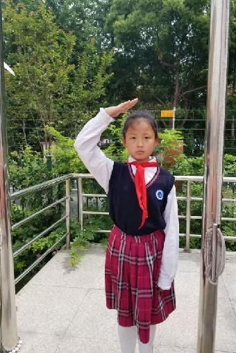 温馨五月天，感恩母亲节 升旗仪式报道（李晓琴）_html_78848fc8.jpg