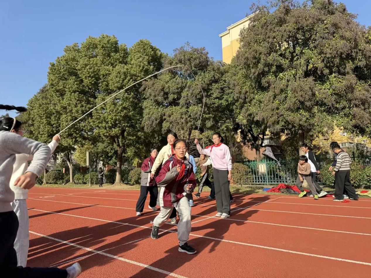 11.28运动会报道_html_m7e800cd5.jpg