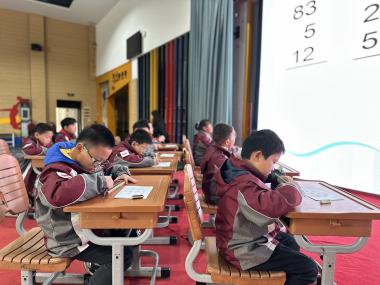 20251127二年级珠算节报道(秦利写)_html_1b1dab2f.jpg
